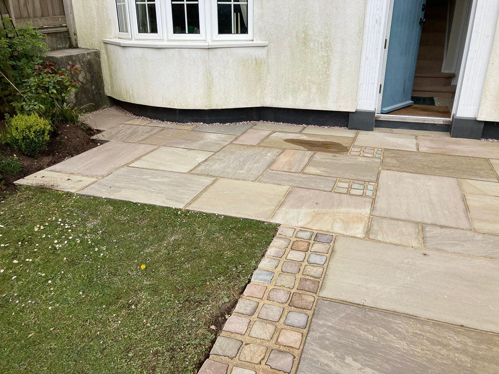 Raj Green Natural Patio Slabs with 100 x 100 cobbles