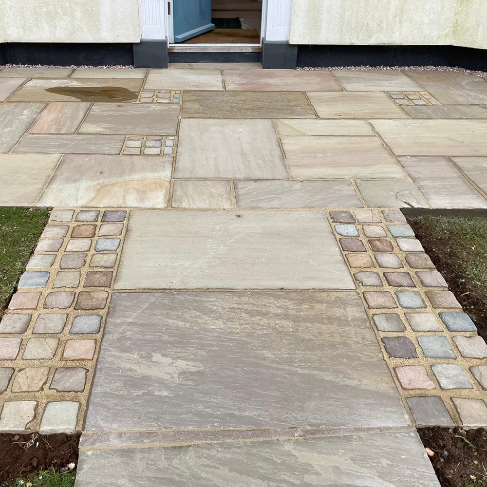 Raj Green Natural Patio Slabs with 100 x 100 cobbles
