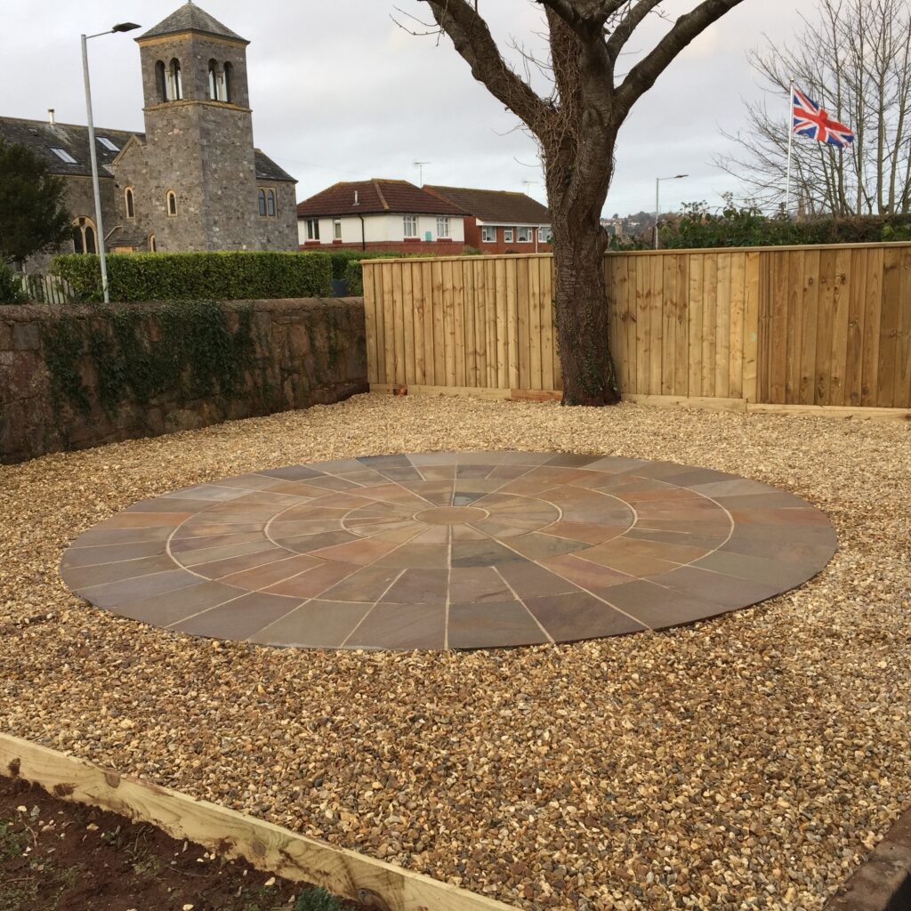 4m Autumn Brown Natural Stone Circle surrounded by Ringwood Chippings